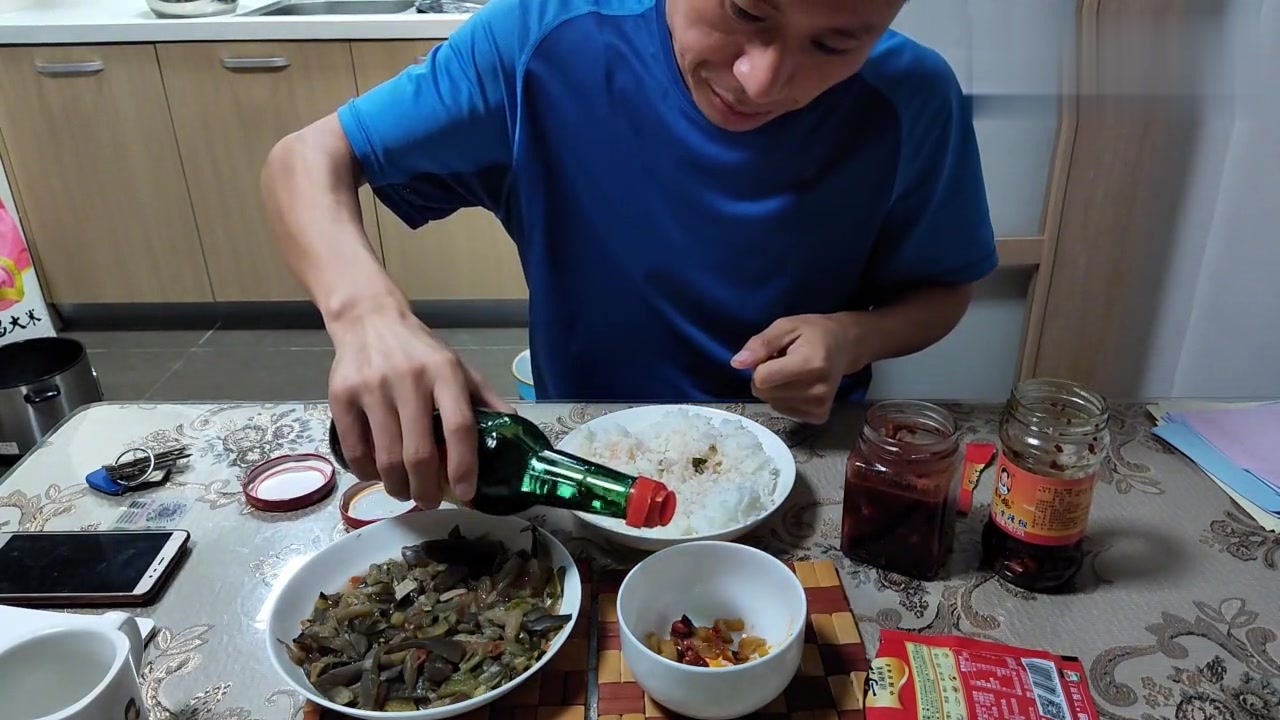 榨菜腐乳老干妈再加点醋,这顿吃的真香