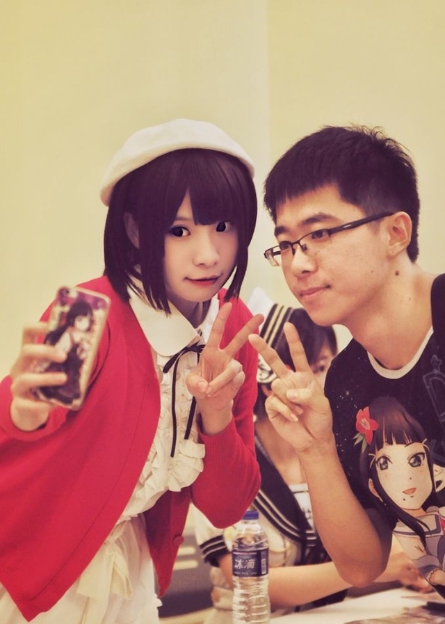 贤儿sherry亮相漫展,身穿红白cos衣服,甜美与粉丝互动