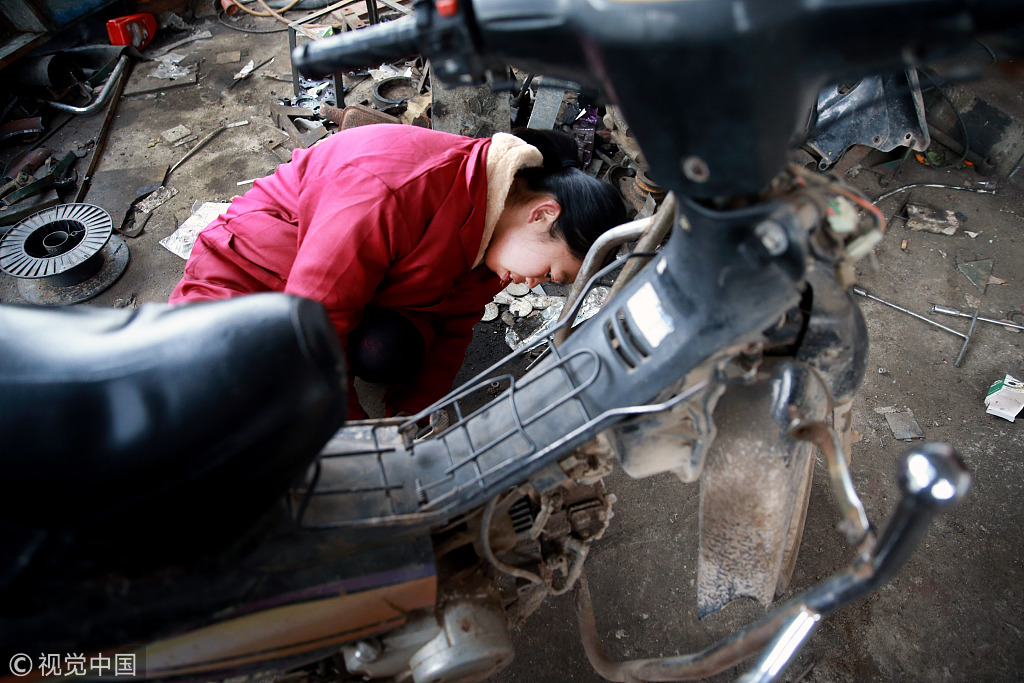图片故事:90后美女在农村做机修 有人排队一周等修理