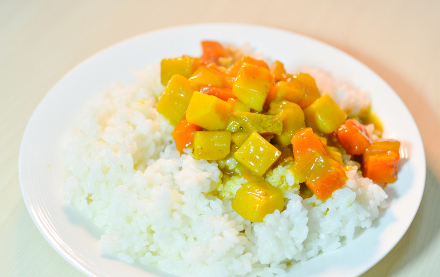 咖喱雞蓋飯,一道美味的家常菜餚,保證滿足你的口感