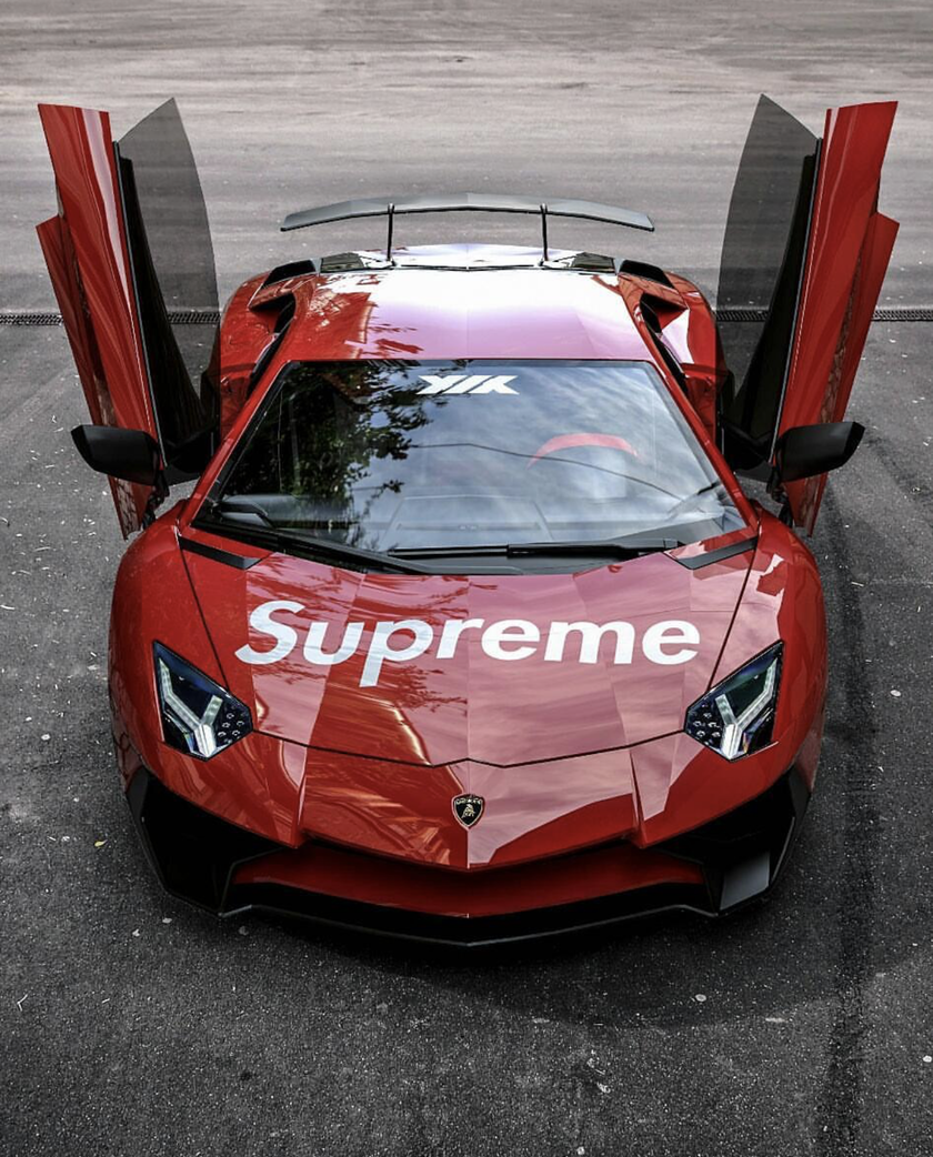 当世界潮牌supreme遇上汽车,会不会显得非常的时尚呢?