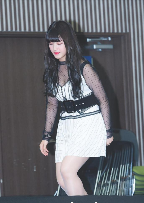 饭拍下的吴承姬,网友:这是"粉丝滤镜"都拯救不了的腿