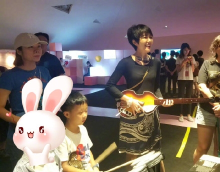 最后,小编送大家一张超级萌的小沐沐小时候的照片!