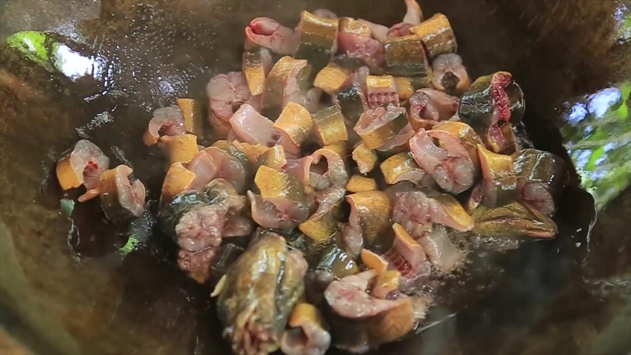 一定要让草木灰覆盖在黄鳝的身体每一个部位,清洗时间可以长一点.