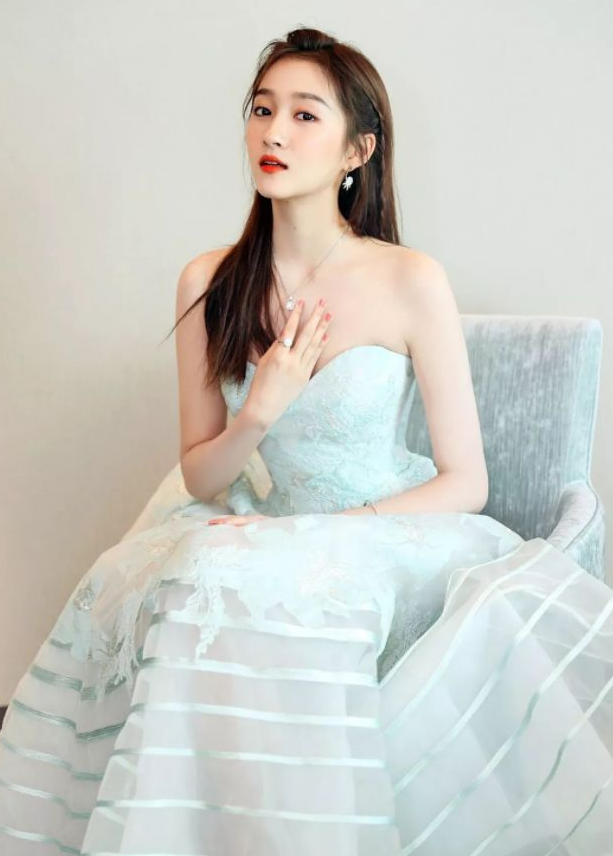 关晓彤和热巴同捂胸口,目的却截然相反,网友:难怪都不喜欢她!