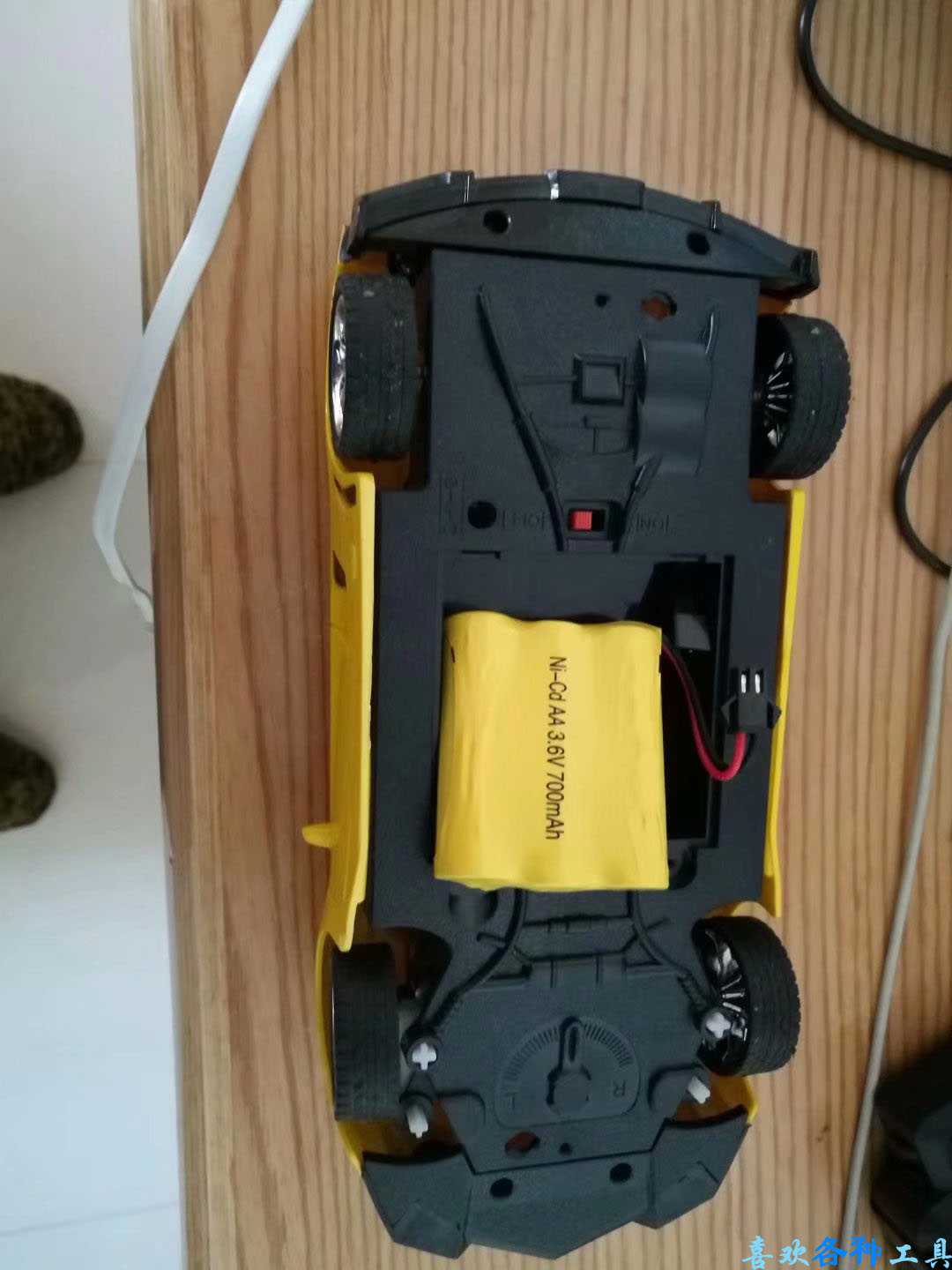 看这遥控车的电池,镍氢电池.遥控车玩十几分钟就没电了.