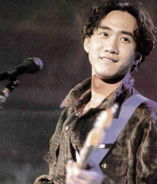 黄家驹老照:就是喜欢二哥在演唱会对着弟弟黄家强笑!