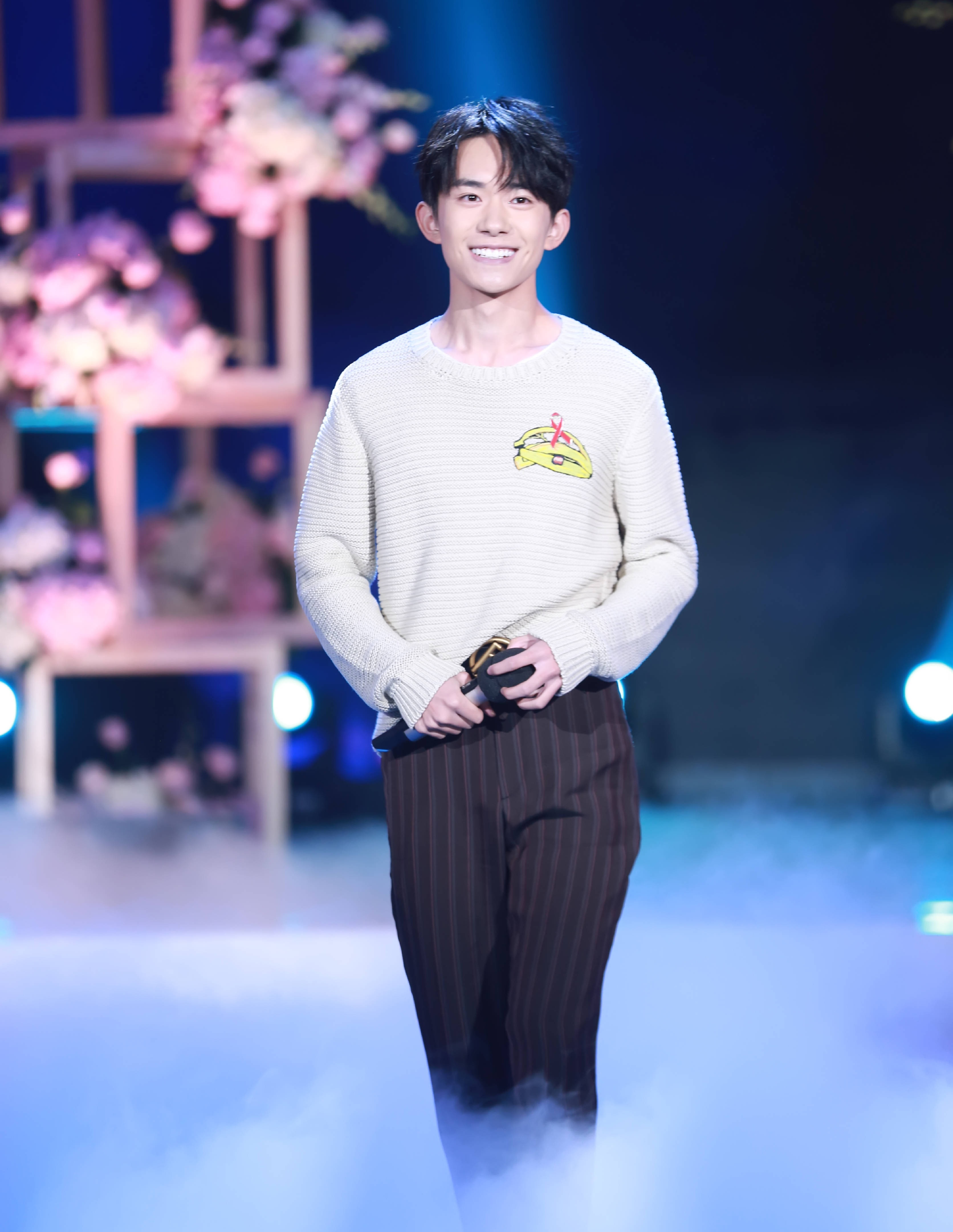 易烊千玺参加快乐大本营,从梨涡少年到小小男子汉!