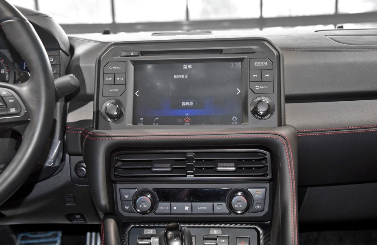 全触摸式的中控屏幕,超大屏幕,超级清晰.