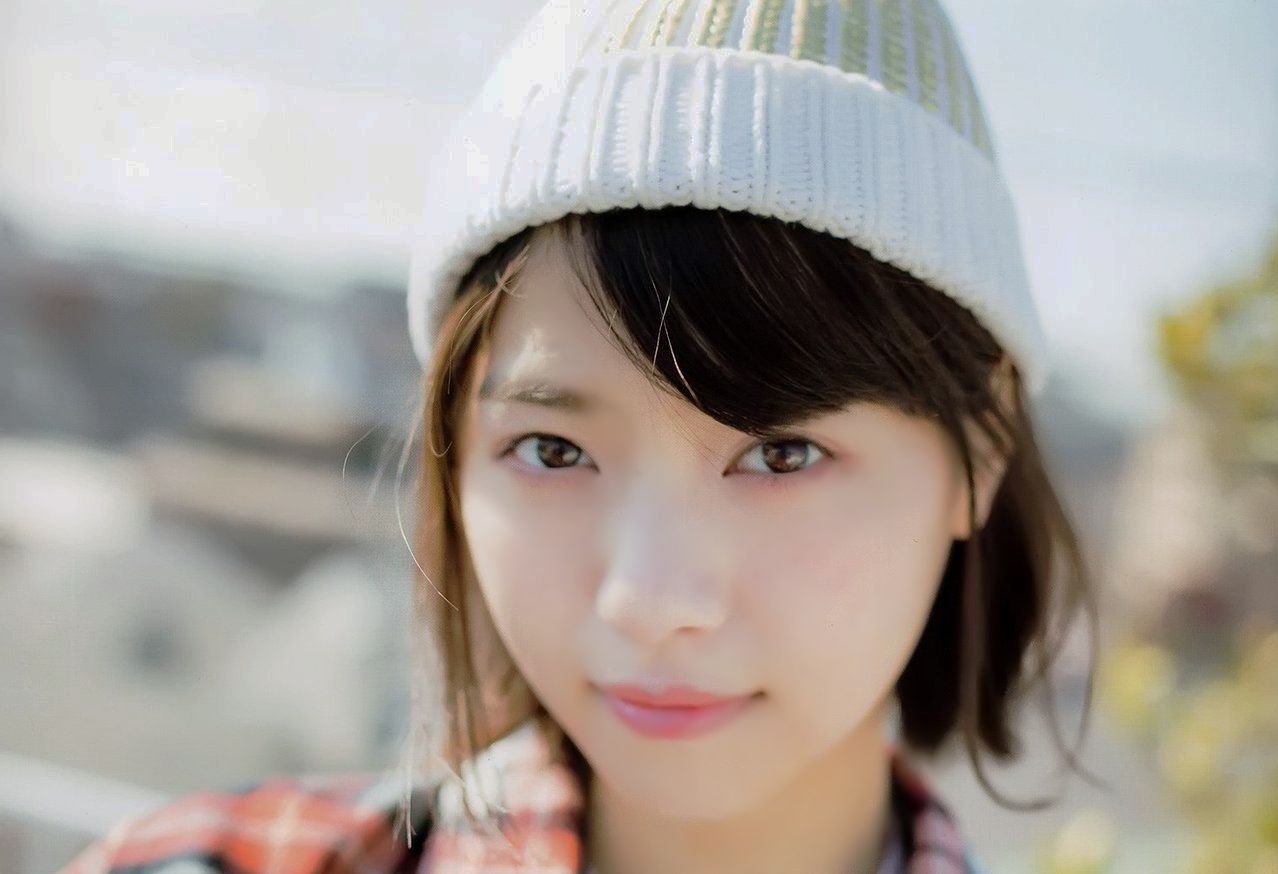 阳光下的青涩可爱开心小女子