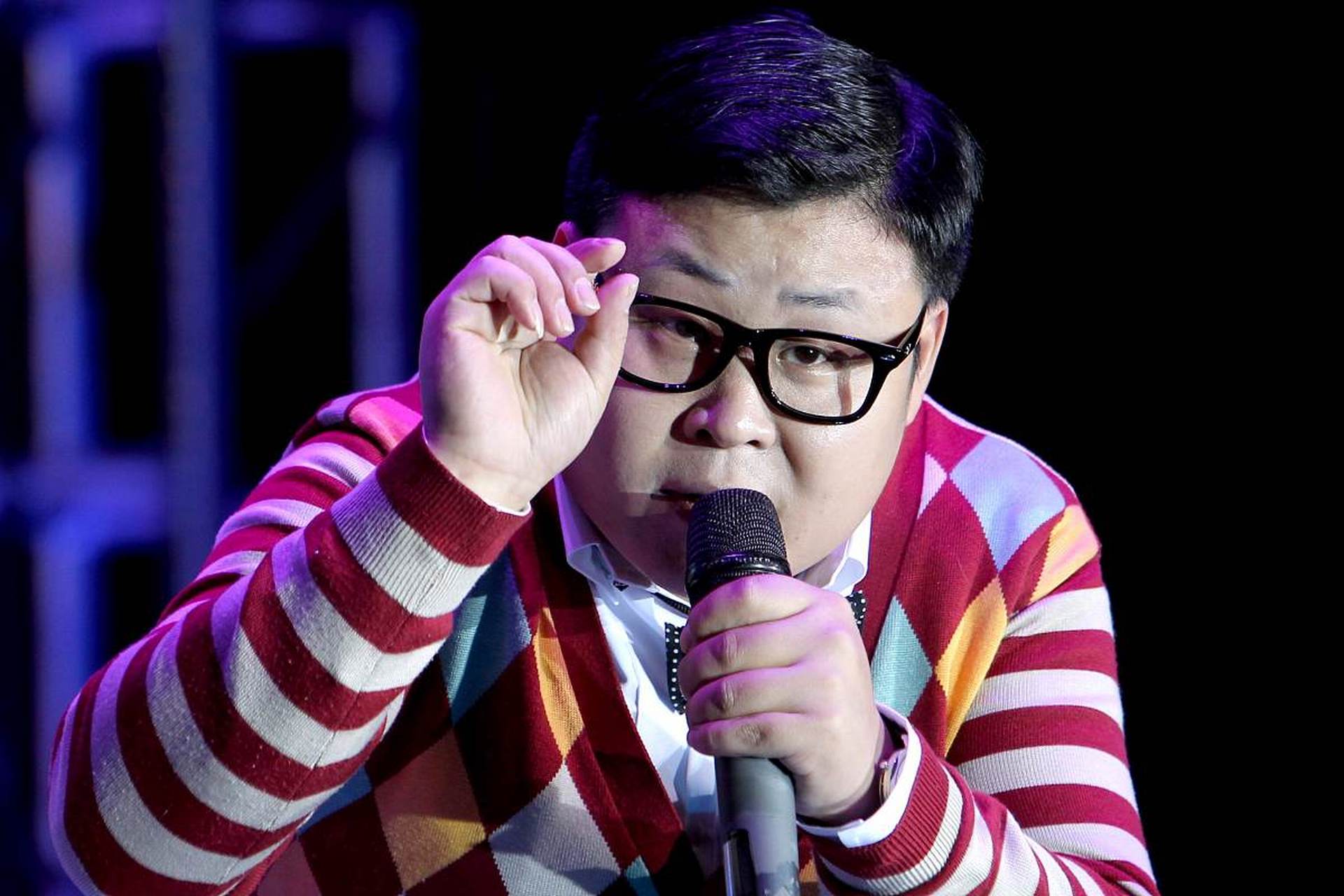 姜涛,这名歌手最近可是处在风口浪尖之上啊!原因呢?假唱质疑!