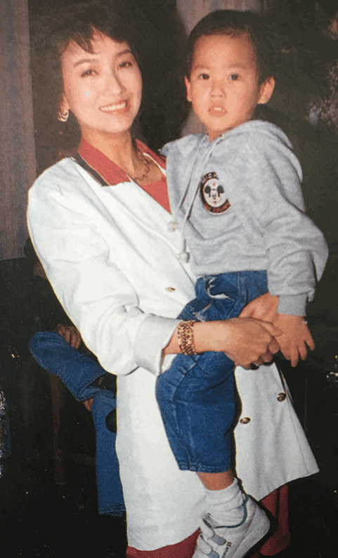 赵雅芝儿子黄恺杰:小时候圆脸可爱,长大后脸也"长大"了!