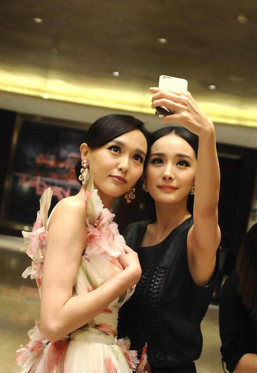 #娱乐最前沿# 唐嫣杨幂曾经同框照为何如今再也见不到了,究竟是两人之