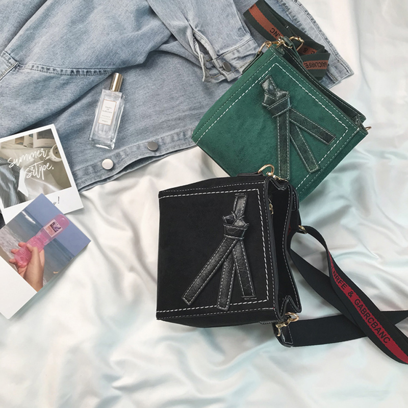 现在流行小包包,时髦便携又能放东西