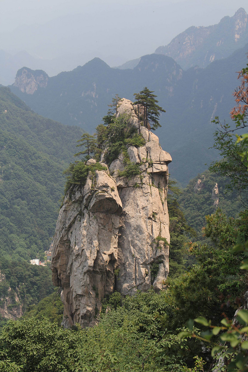 尧山,又称石人山,坐落于河南省平顶山市鲁山县西部,伏牛山东段,因尧孙