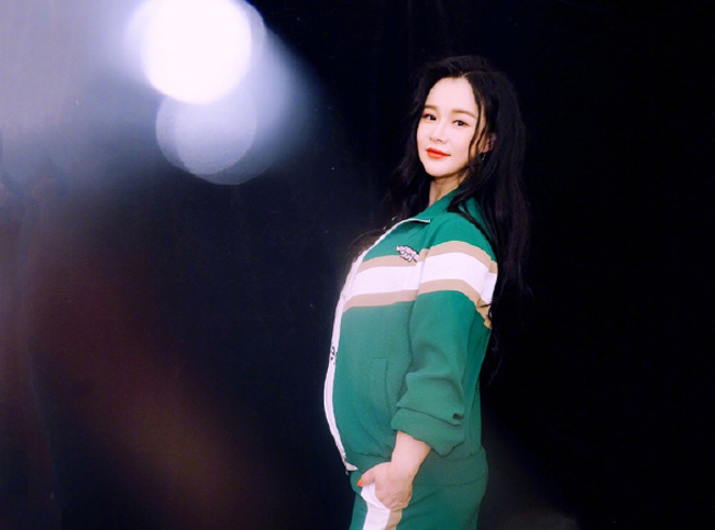 冉莹颖再晒三胎孕照,甜美动人,邹市明轻抚老婆孕肚,大秀恩爱!