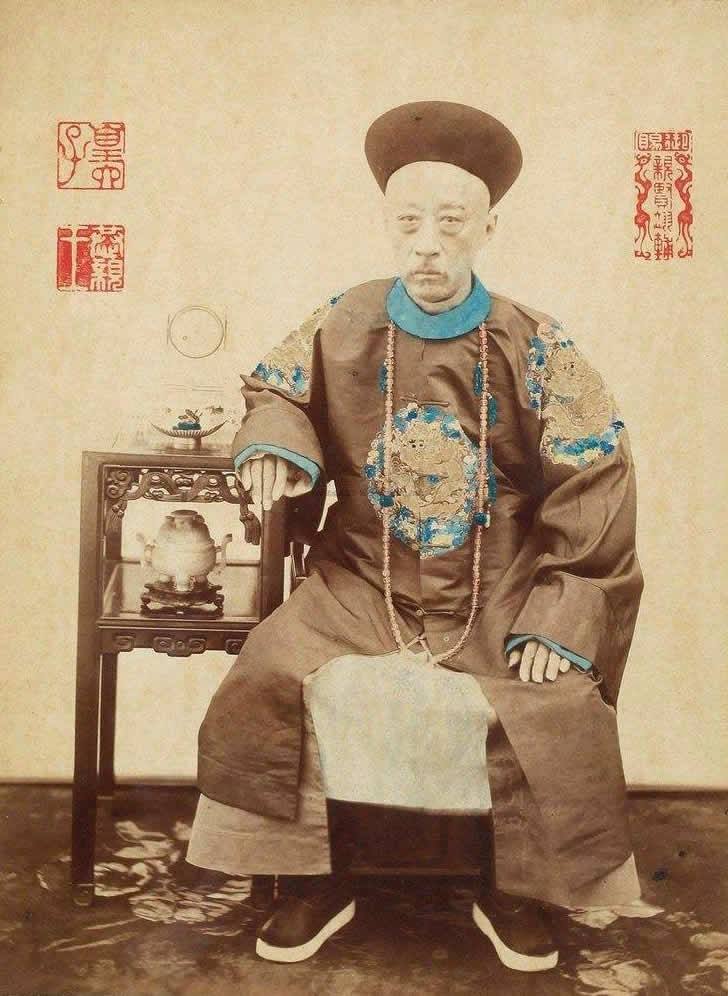 他,慈禧贴身太监,因为年老被赶出宫,透露同治皇帝被慈禧逼自刎