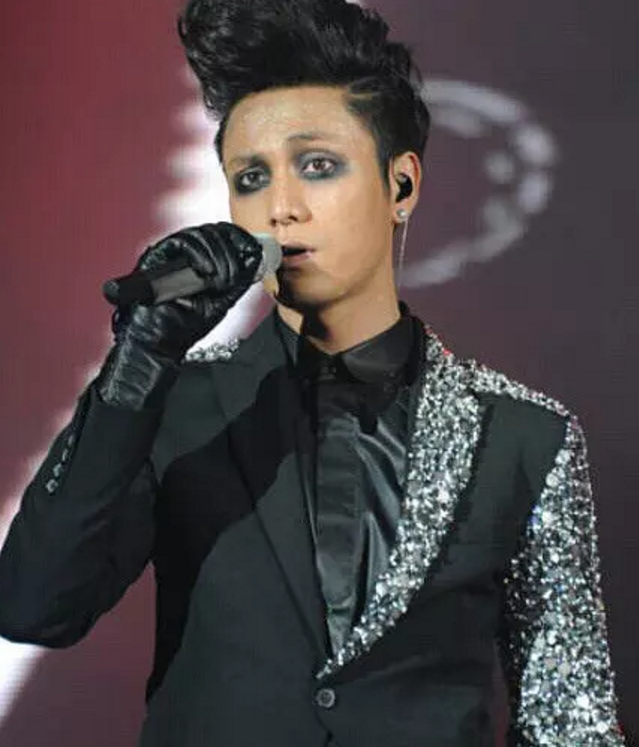 男星遇上"烟熏妆":蔡徐坤鹿晗帅呆了,而胡歌陈坤只有黑眼圈!