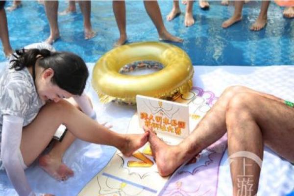 奇葩到没朋友!洋人街80多号人在一起比赛掰脚趾?