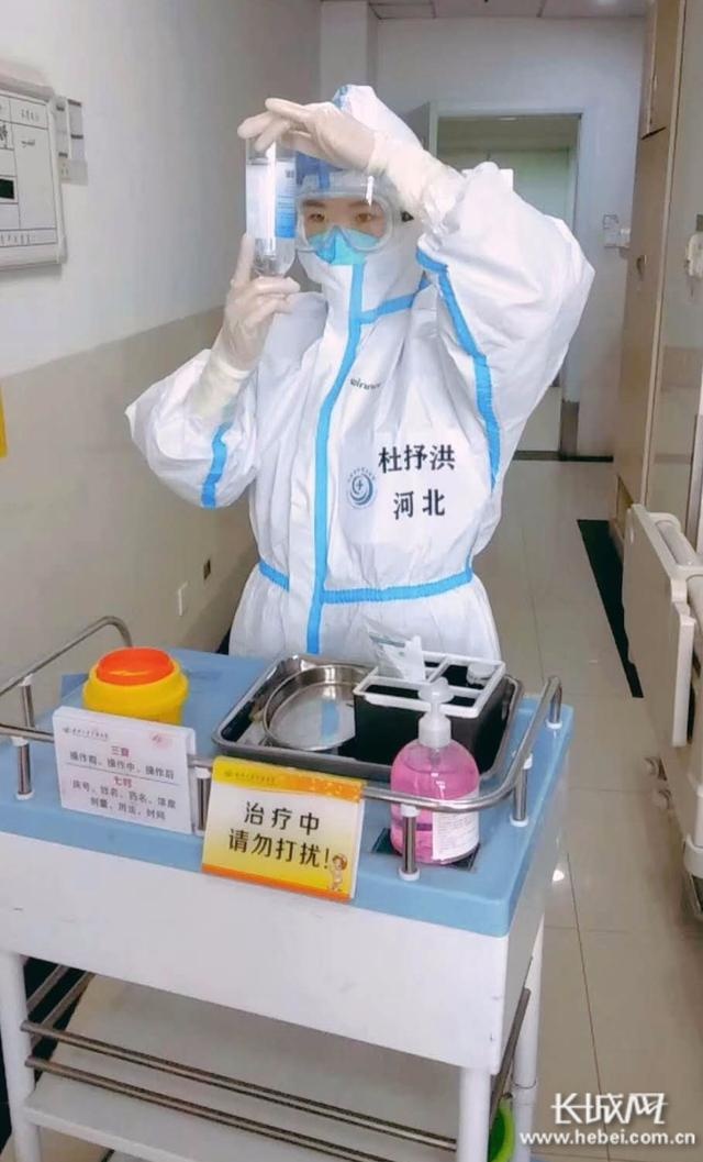 致敬抗击疫情的白衣女战士