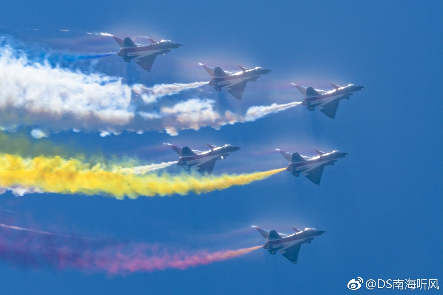 空中芭蕾:在蓝天白云上,战机为你画上一幅色彩斑斓的画!