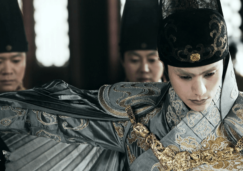 参加选秀,摘得桂冠,入宫后却并不受宠,国破时乘机逃走