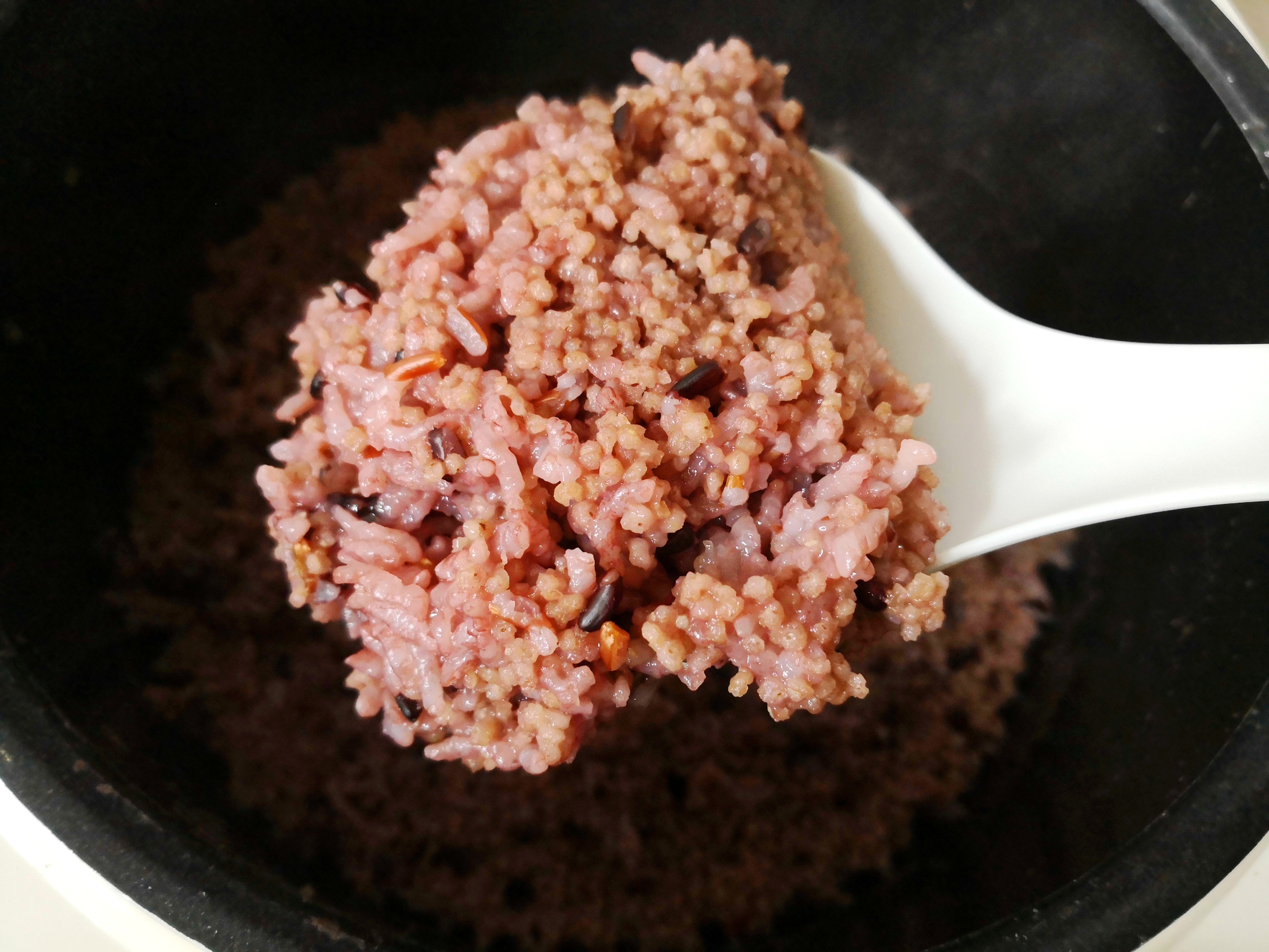晚上煮的四米饭——红米,黑米,大米,小米,粗细搭配,保证口感的同时