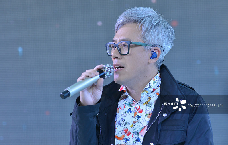 51岁张宇满头白发尽显老态 曾因无限期停工引粉丝心疼