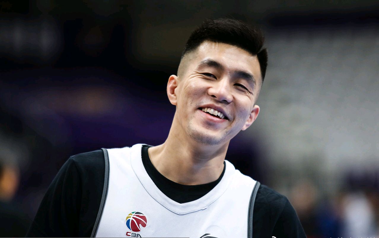 辽宁男篮赛前训练,郭艾伦露出久违的微笑,一人手上缠胶带让人疼