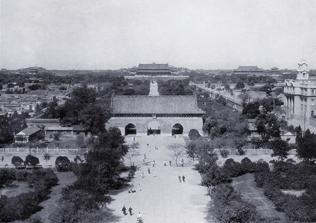 民国初年的中华门(大清门),远处为天安门.