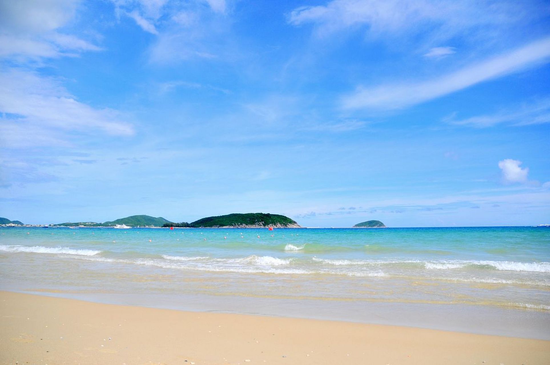 遇见美好# #遇见好风景# 亚龙湾是海南最美的景点.