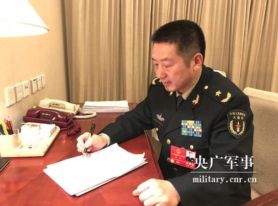 陆军火箭军8名军官晋升中将