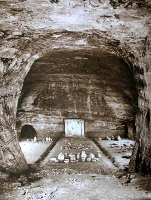 中国西汉中山靖王刘胜及其妻窦绾墓在河北省满城县县城陵山主峰东坡