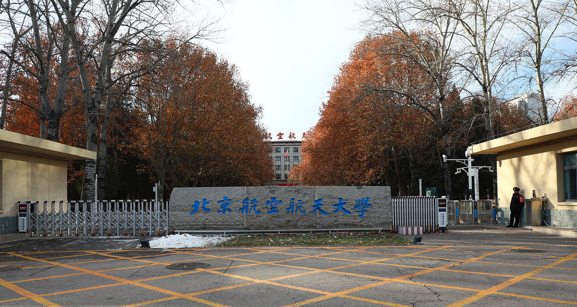 毕业即就业的 10 所大学: 一:北京航空航天大学 二:哈尔滨工业大学