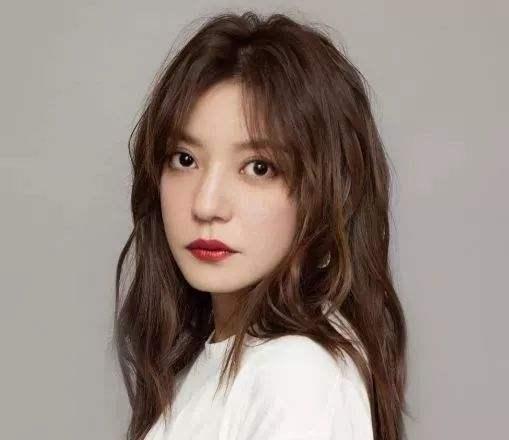 周美君撞脸赵薇,刚10岁大眼睛高鼻梁,嘴巴也很像