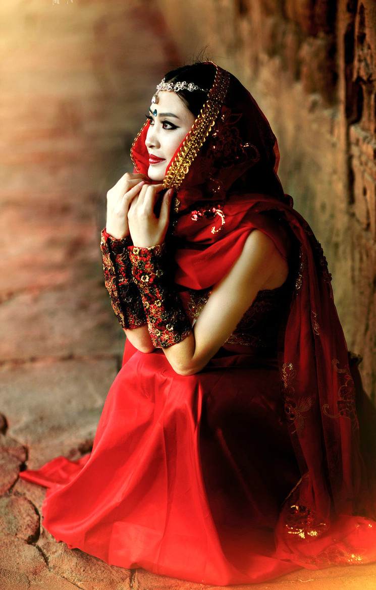 有着民族风情的天竺红衣少女姑娘!