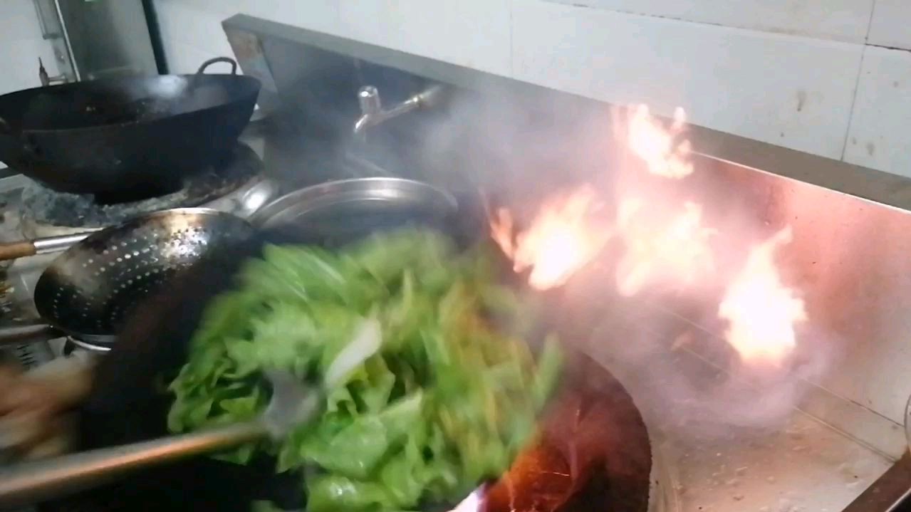 实拍饭店如何呛炒菜心,火大就是快,一分钟不到就出菜!