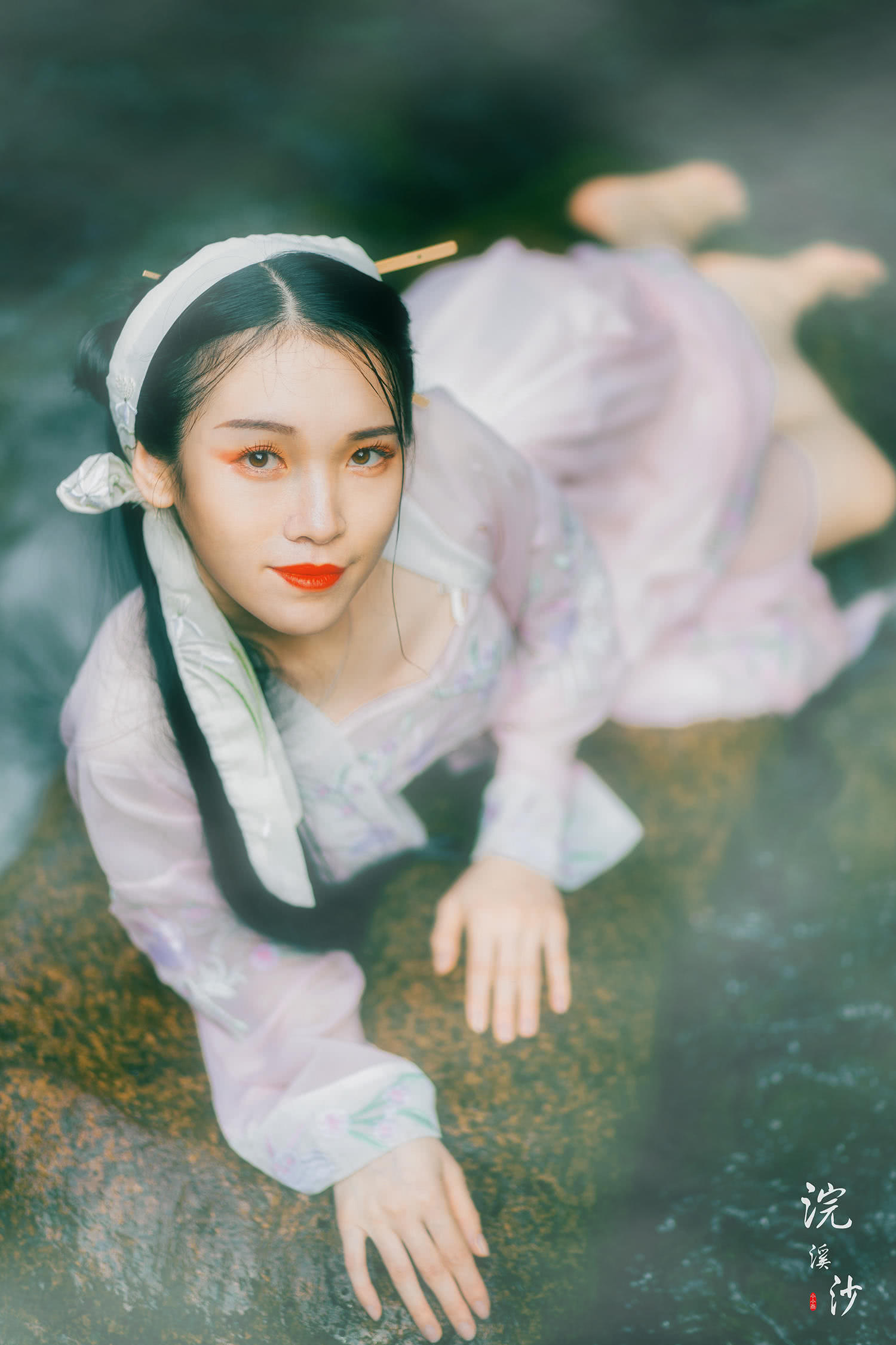 摄影师拍下美人出浴的瞬间,小姐姐好像《青蛇》中的王祖贤