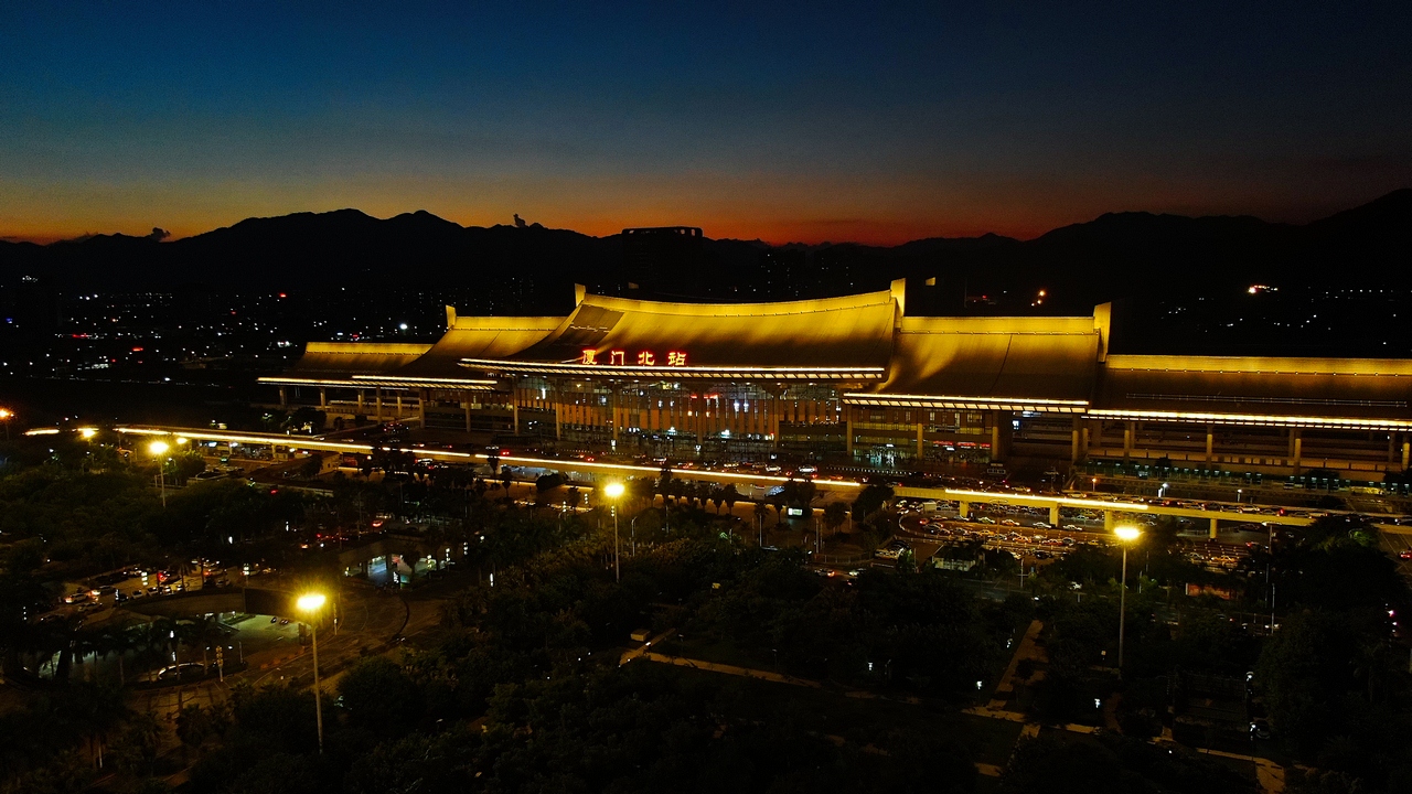航拍镜头下的福建厦门北站夜景风光,画面很美