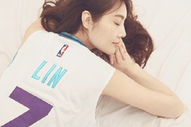 够拼!央视主持张曼源真空下水成焦点,继霸气脱衣秀肌肉再一经典