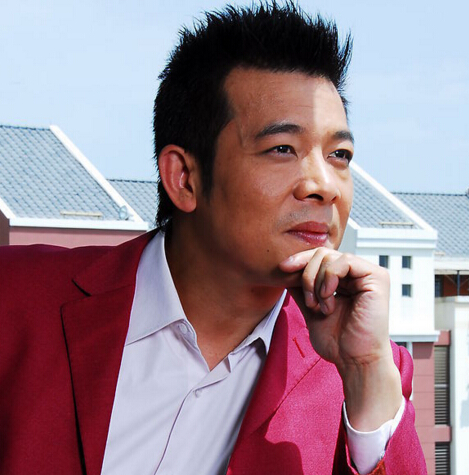 名气不输刘德华,长相随和却总饰演反派,现和老婆相爱多年无绯闻