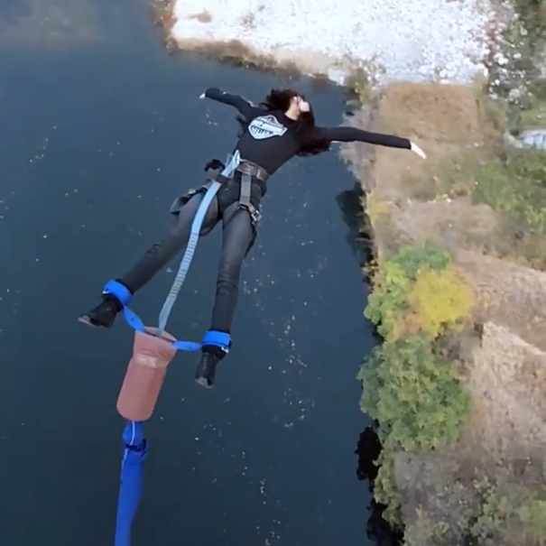 抖音上经常看到有人蹦极的,有的都是墨迹好久,但是这个小姐姐和别人不