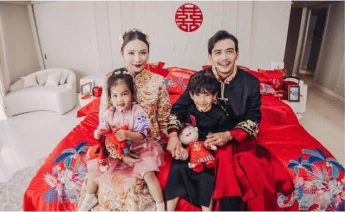 婚后她在丈夫身后默默支持,气质不比刘涛差,网友:幸福的一家人