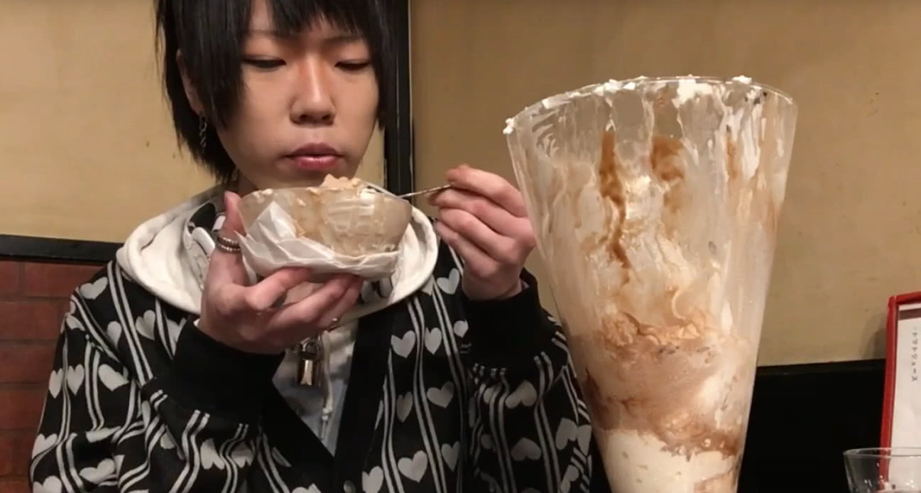 大胃王挑战吃冰淇淋,吃到一半表情都变了,网友:这是真吃的样子