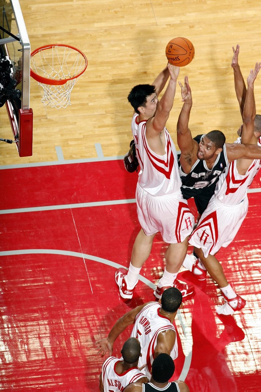 姚明隔扣加内特,血帽邓肯,单挑奥尼尔,硬刚霍华德,打的又狠又硬,不