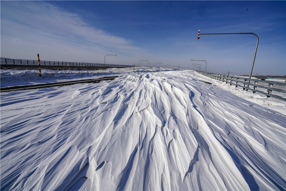 分局玛依塔斯应急保障基地,近年来连续装备抛雪机等冰雪抢险救灾装备