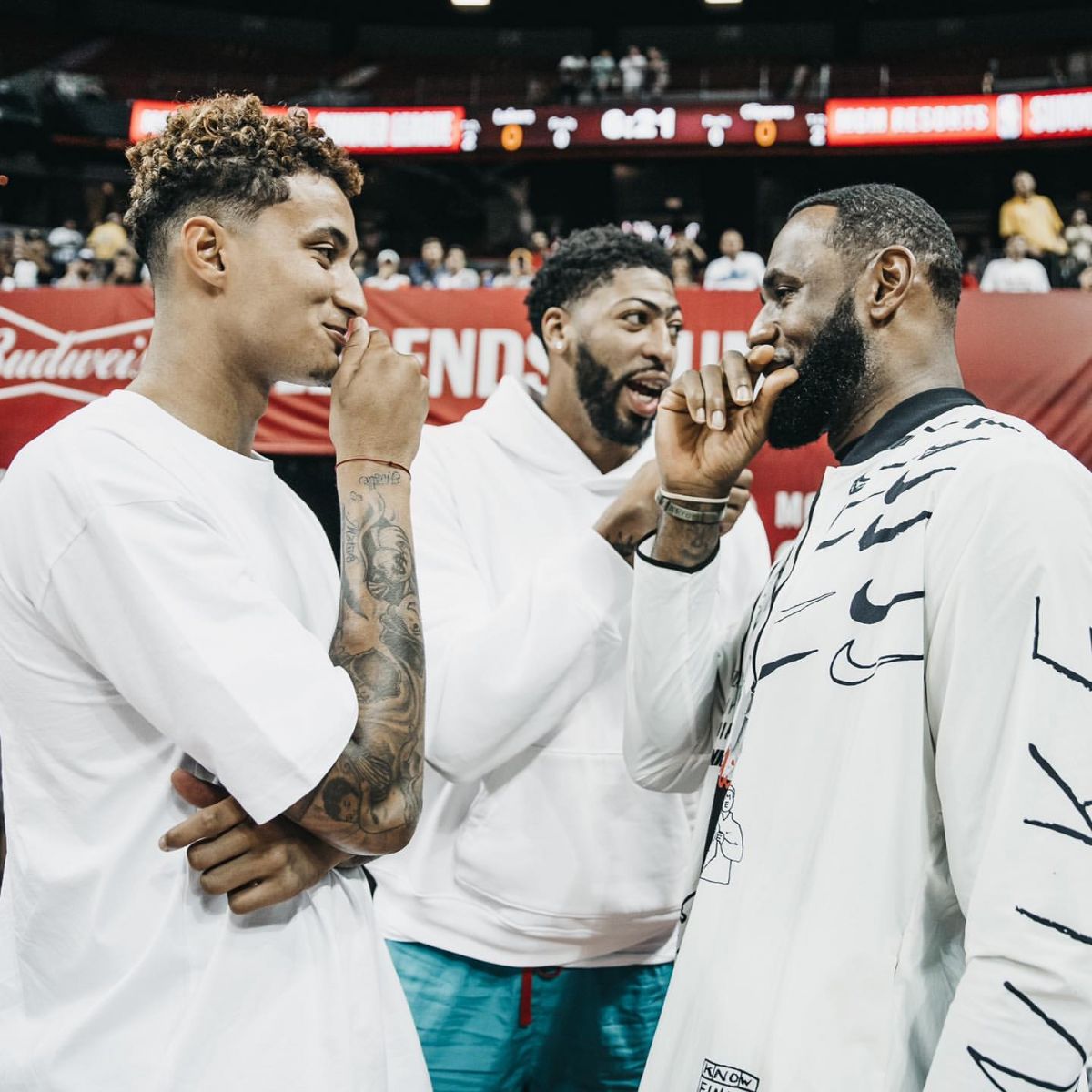 凯尔-库兹马晒与詹姆斯,戴维斯合照:一二三