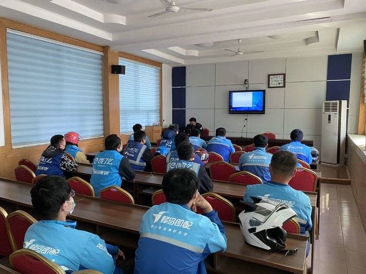 潍坊滨海:针对外卖骑手交通事故,交警给"饿了么"骑手上课