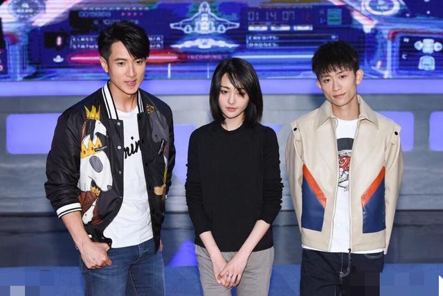 郑爽,吴尊和张一山现身《这就是铁甲》探班会,三人默契开玩!