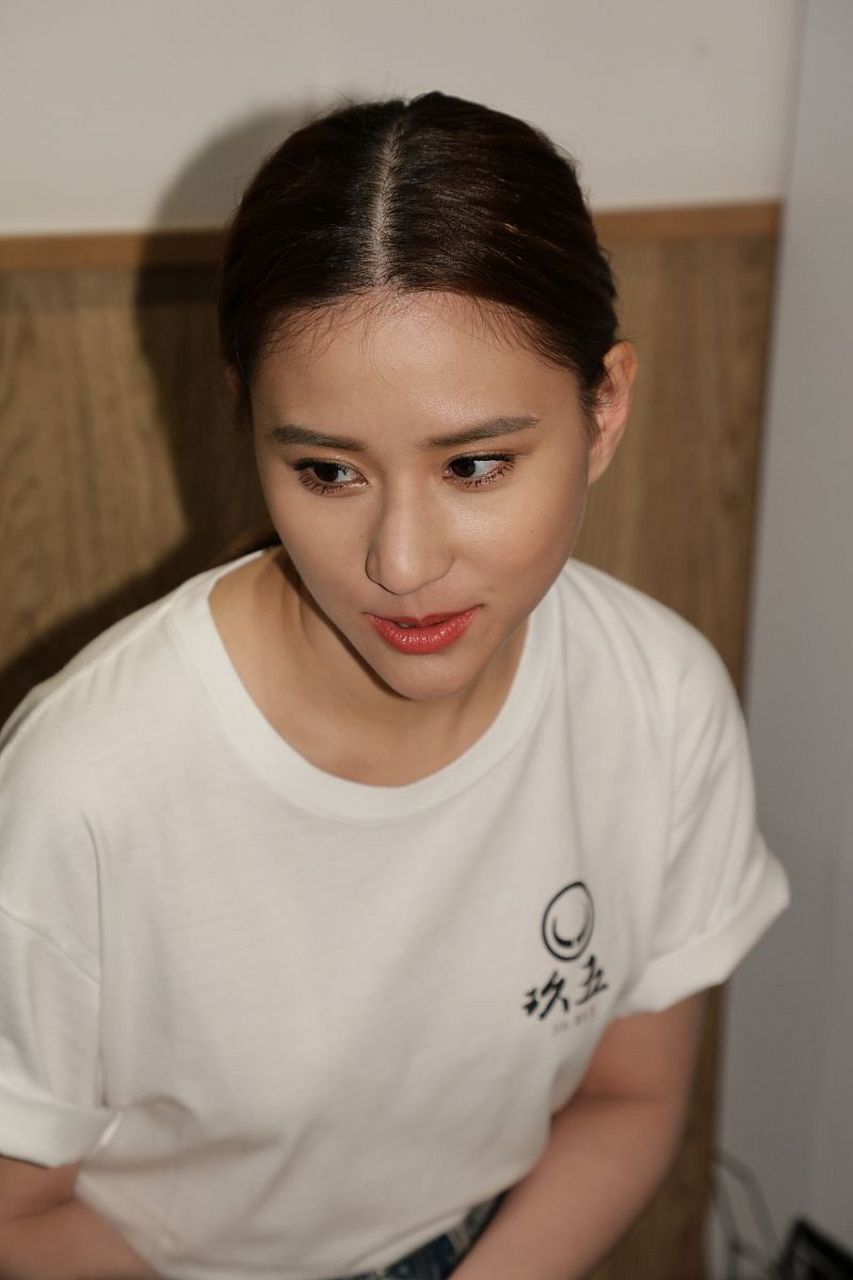 近日,何超莲在接受采访时谈及婚姻问题,坦言自己与窦骁的婚姻并不和睦